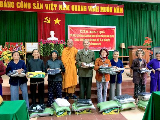 Đoàn từ thiện hệ phái Khất sĩ tặng quà cho đồng bào bị thiên tai lũ lụt tại 2 huyện Phù Mỹ và Hoài Nhơn